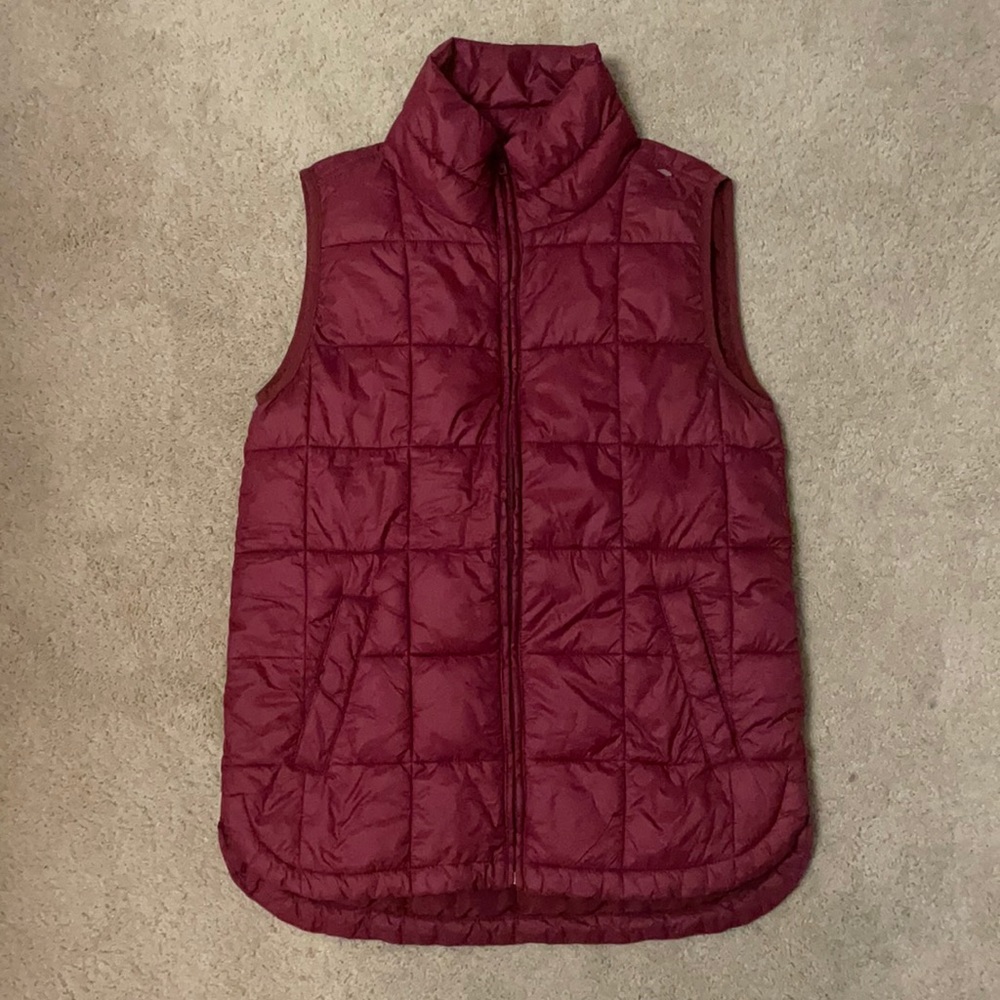 Men’s Size XS Gap Brand Maroon Recycled Puffer Vest. Water Resistant.